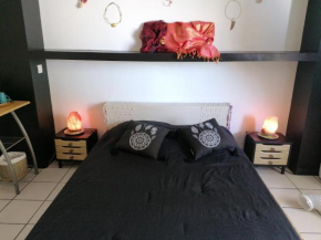 Jolie chambre climatisée avec balcon chez l'habitant, Casabona